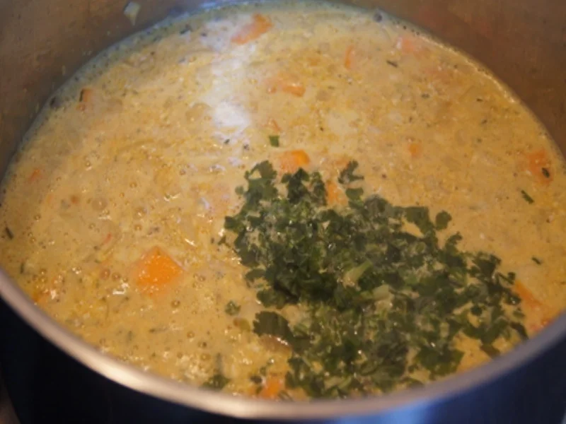 Pikant gewürzte Kürbissuppe mit Kartoffel- und Rostbratwurst-Einlage - Rezept - Bild Nr. 12