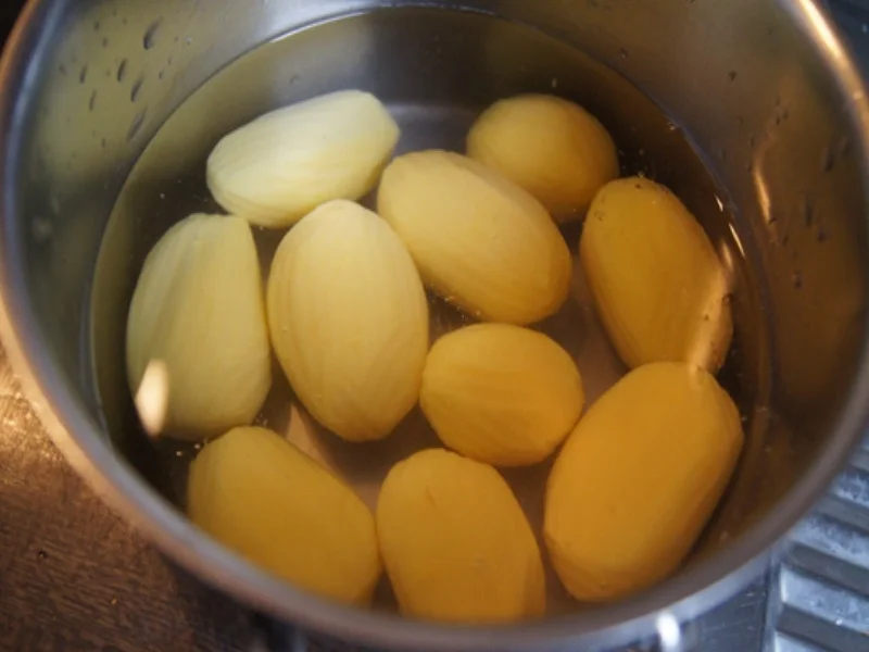 Pikant gewürzte Kürbissuppe mit Kartoffel- und Rostbratwurst-Einlage - Rezept - Bild Nr. 13