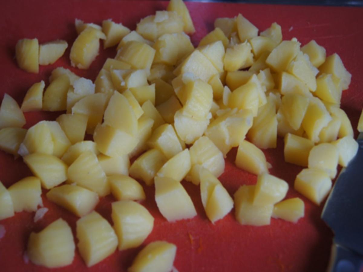 Pikant gewürzte Kürbissuppe mit Kartoffel- und Rostbratwurst-Einlage - Rezept - Bild Nr. 14