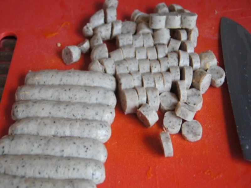 Pikant gewürzte Kürbissuppe mit Kartoffel- und Rostbratwurst-Einlage - Rezept - Bild Nr. 15