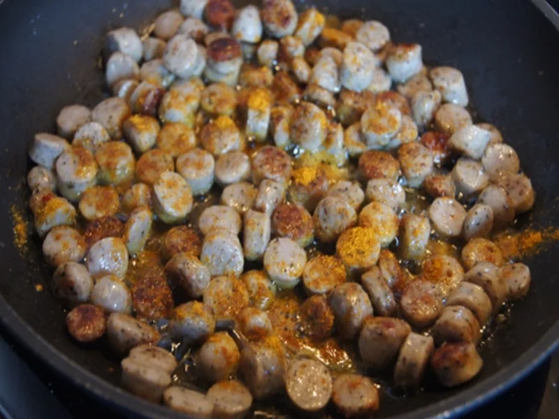 Pikant gewürzte Kürbissuppe mit Kartoffel- und Rostbratwurst-Einlage - Rezept - Bild Nr. 17