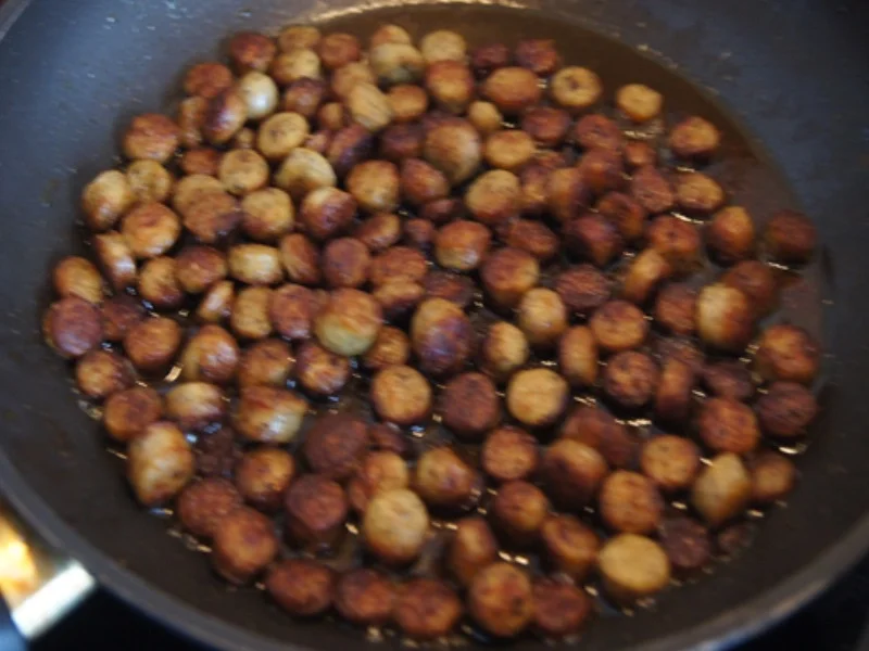 Pikant gewürzte Kürbissuppe mit Kartoffel- und Rostbratwurst-Einlage - Rezept - Bild Nr. 19