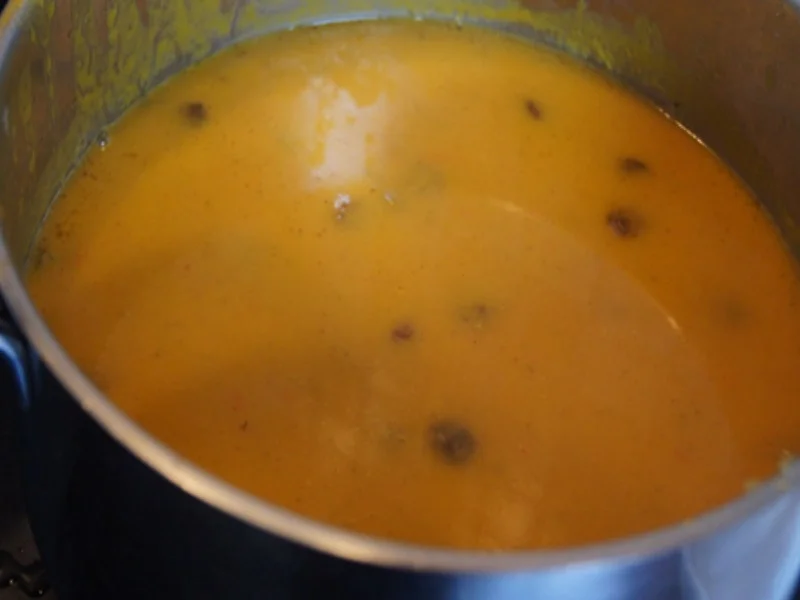 Pikant gewürzte Kürbissuppe mit Kartoffel- und Rostbratwurst-Einlage - Rezept - Bild Nr. 20