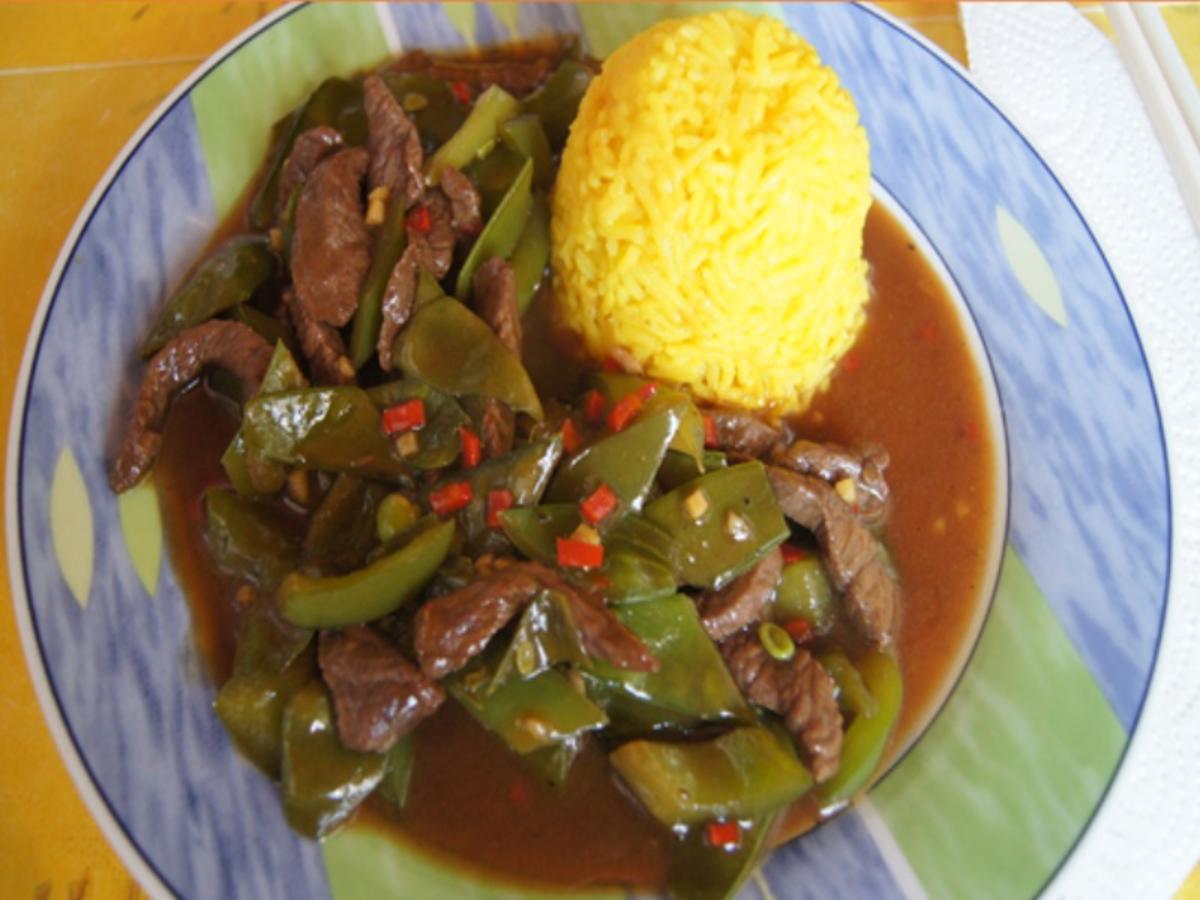 Steakhüfte mit Paprika-Zuckerschoten-Gemüse im Wok und gelber ...