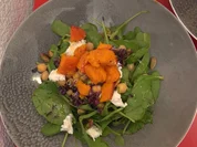 Ofenkürbis auf Spinatsalat mit Brot - Rezept - Bild Nr. 2