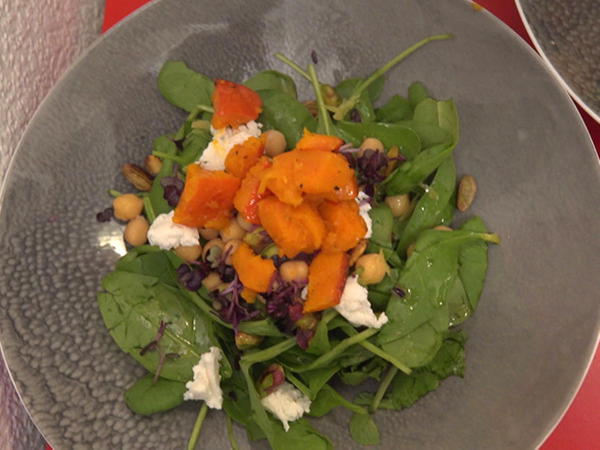 Ofenkürbis auf Spinatsalat mit Brot - Rezept - kochbar.de