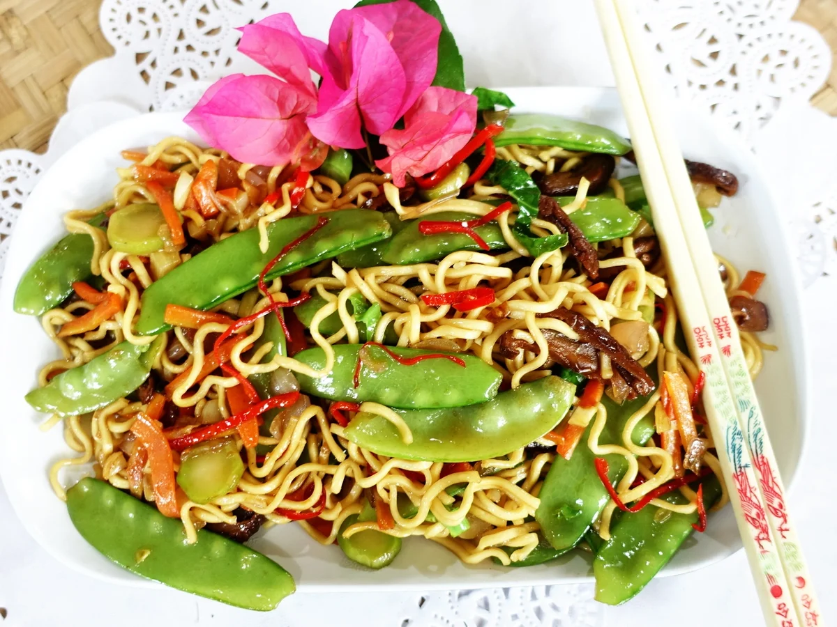 Bunte Nudeln mit Zuckerschoten und Pilzen - Rezept - Bild Nr. 2