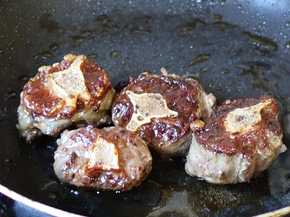 Würzig-exotische Ochsenschwanzsuppe mit fleischigen Knochen - Rezept - Bild Nr. 3