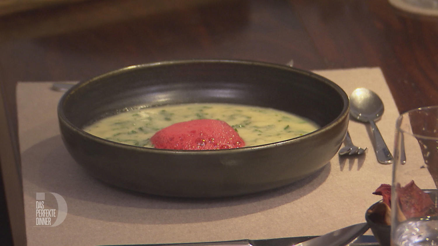 Petersilien-Spinat-Suppe mit Rote Bete Chips - Rezept - kochbar.de
