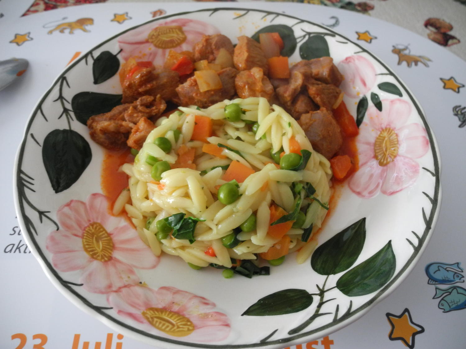 Putengulasch mit bunten Reisnudeln - Rezept - kochbar.de