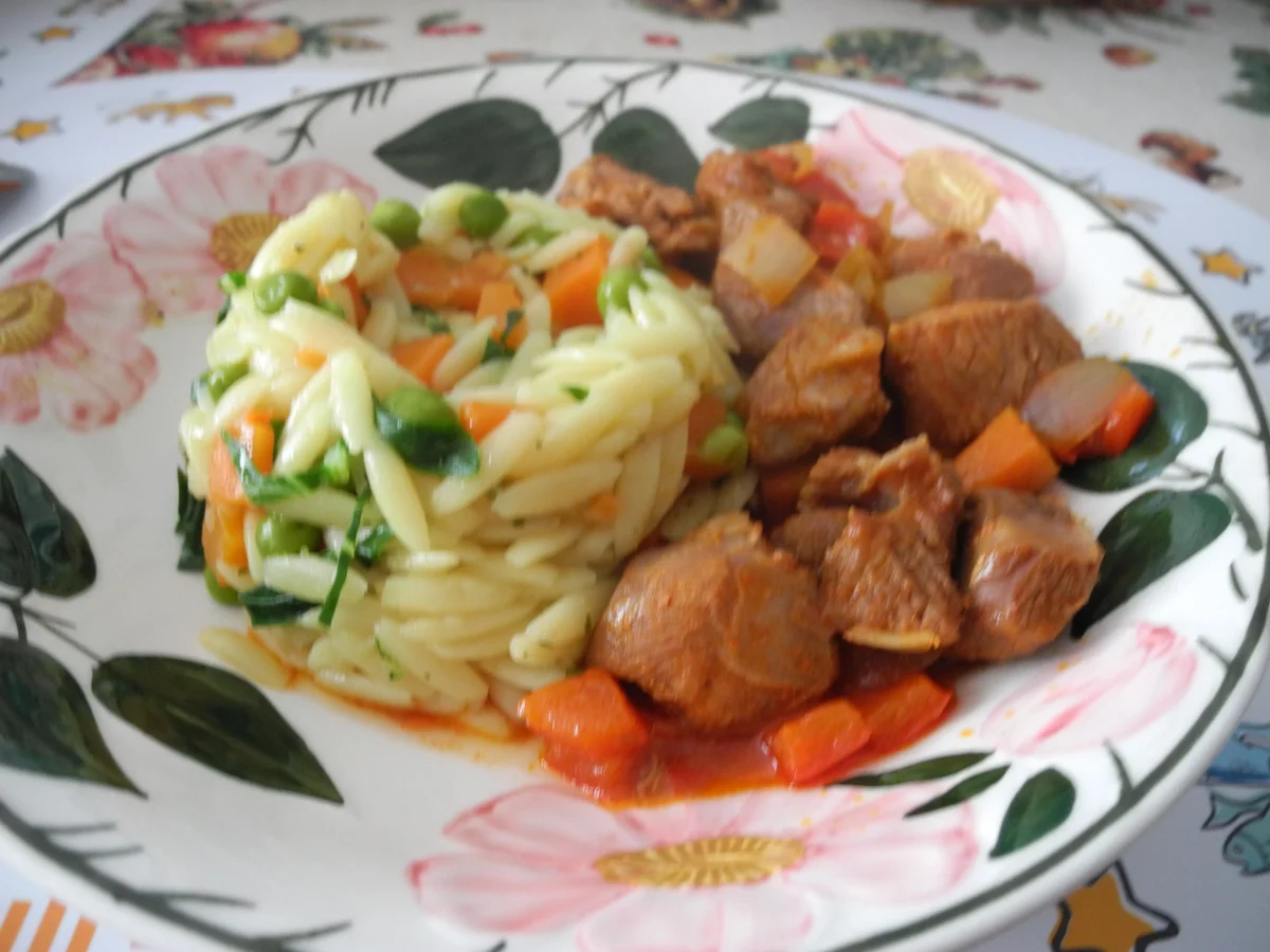 Rezept: Putengulasch mit bunten Reisnudeln Bild Nr. 9795 Putengulasch mit bunten Reisnudeln - Rezept - Bild Nr. 9795