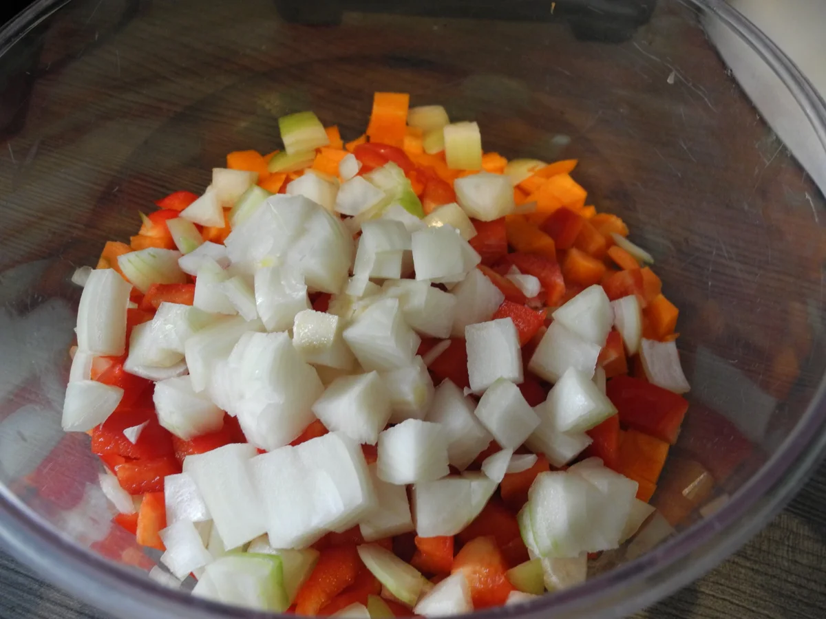 Rezept: Putengulasch mit bunten Reisnudeln Bild Nr. 9801 Putengulasch mit bunten Reisnudeln - Rezept - Bild Nr. 9801