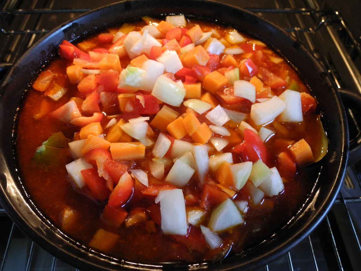Rezept: Putengulasch mit bunten Reisnudeln Bild Nr. 9802 Putengulasch mit bunten Reisnudeln - Rezept - Bild Nr. 9802