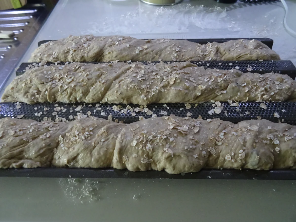 Dinkel-Baguette mit Körnern und Walnüssen - Rezept - Bild Nr. 2