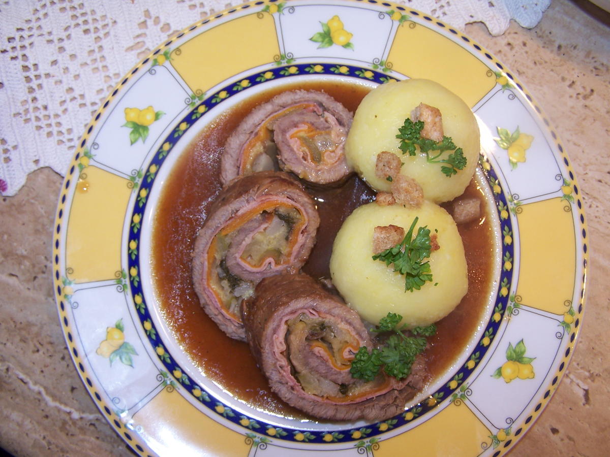 Rinderroulade mit Knödel und bunten Gemüse - Rezept - kochbar.de