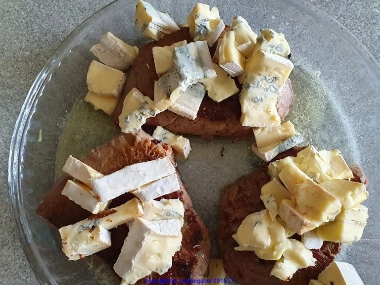 Gorgonzolasteak  auf Rauke und Kirschtomaten (heute mit Römersalat) - Rezept - Bild Nr. 8