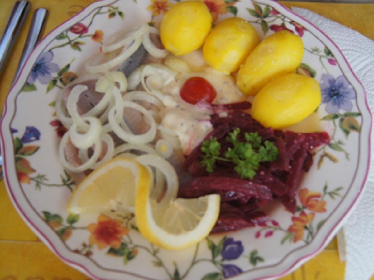 Matjesfilet mit Hausfrauensauce, Pellkartoffel-Drillingen und Rote Bete Salat - Rezept - Bild Nr. 3