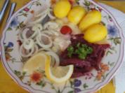 Matjesfilet mit Hausfrauensauce, Pellkartoffel-Drillingen und Rote Bete Salat - Rezept - Bild Nr. 3