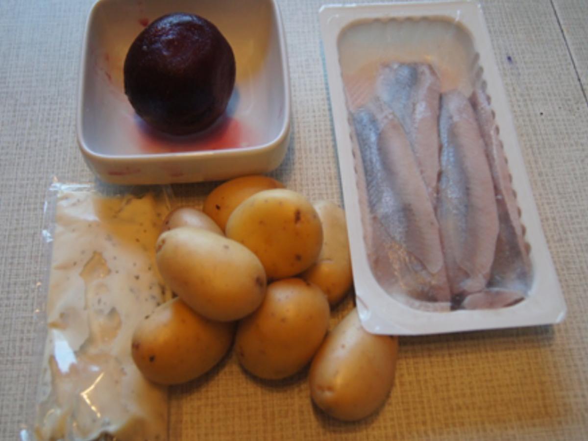 Matjesfilet mit Hausfrauensauce, Pellkartoffel-Drillingen und Rote Bete Salat - Rezept - Bild Nr. 4