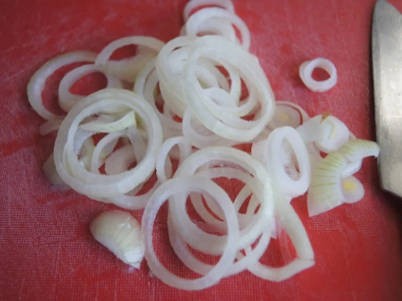 Matjesfilet mit Hausfrauensauce, Pellkartoffel-Drillingen und Rote Bete Salat - Rezept - Bild Nr. 5