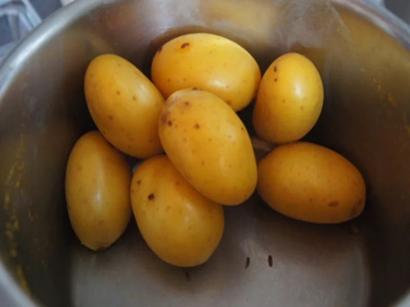 Matjesfilet mit Hausfrauensauce, Pellkartoffel-Drillingen und Rote Bete Salat - Rezept - Bild Nr. 6