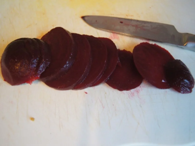 Matjesfilet mit Hausfrauensauce, Pellkartoffel-Drillingen und Rote Bete Salat - Rezept - Bild Nr. 8