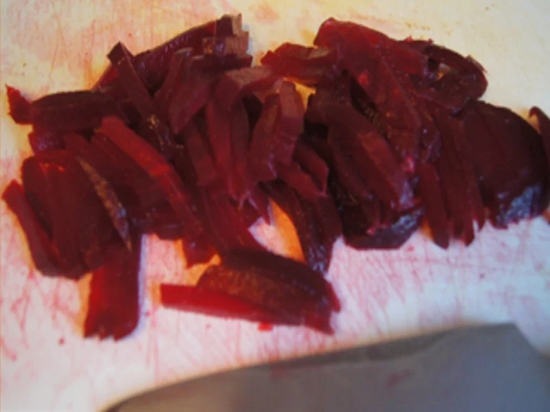 Matjesfilet mit Hausfrauensauce, Pellkartoffel-Drillingen und Rote Bete Salat - Rezept - Bild Nr. 10