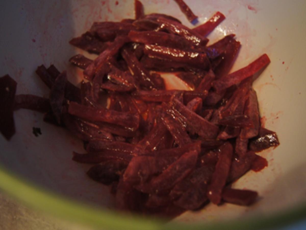 Matjesfilet mit Hausfrauensauce, Pellkartoffel Drillingen und Rote Bete ...