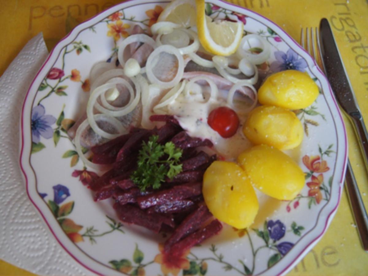 Matjesfilet mit Hausfrauensauce, Pellkartoffel-Drillingen und Rote Bete Salat - Rezept - Bild Nr. 14