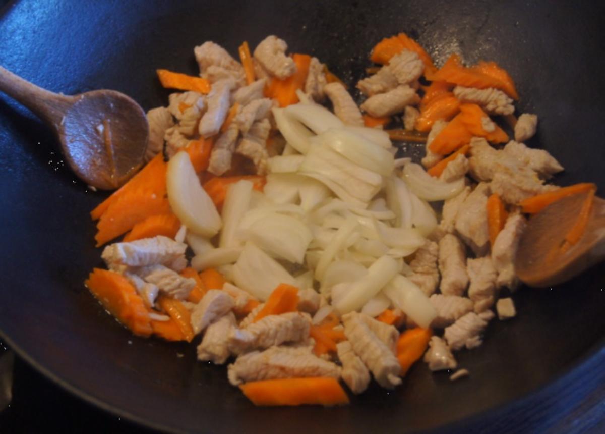 Thailändisches rotes Curry mit Rindfleisch, Paprika-Gemüse-Mix und gelber Basmatireis - Rezept - Bild Nr. 10