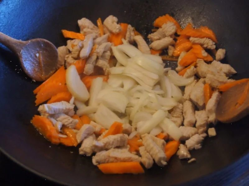 Thailändisches rotes Curry mit Rindfleisch, Paprika-Gemüse-Mix und gelber Basmatireis - Rezept - Bild Nr. 10