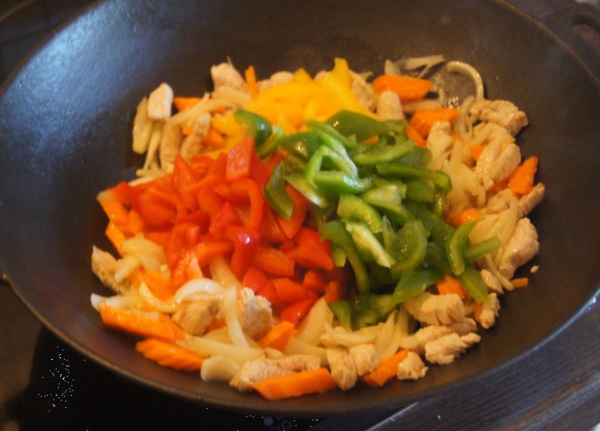 Thailändisches rotes Curry mit Rindfleisch, Paprika-Gemüse-Mix und gelber Basmatireis - Rezept - Bild Nr. 11