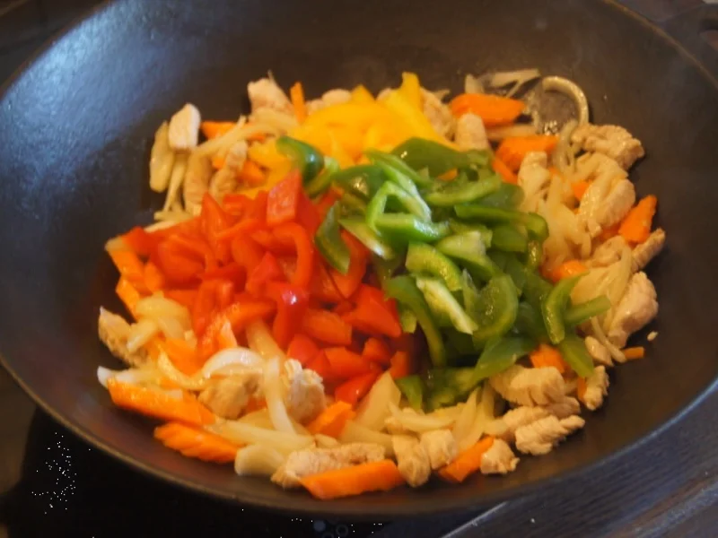 Thailändisches rotes Curry mit Rindfleisch, Paprika-Gemüse-Mix und gelber Basmatireis - Rezept - Bild Nr. 11