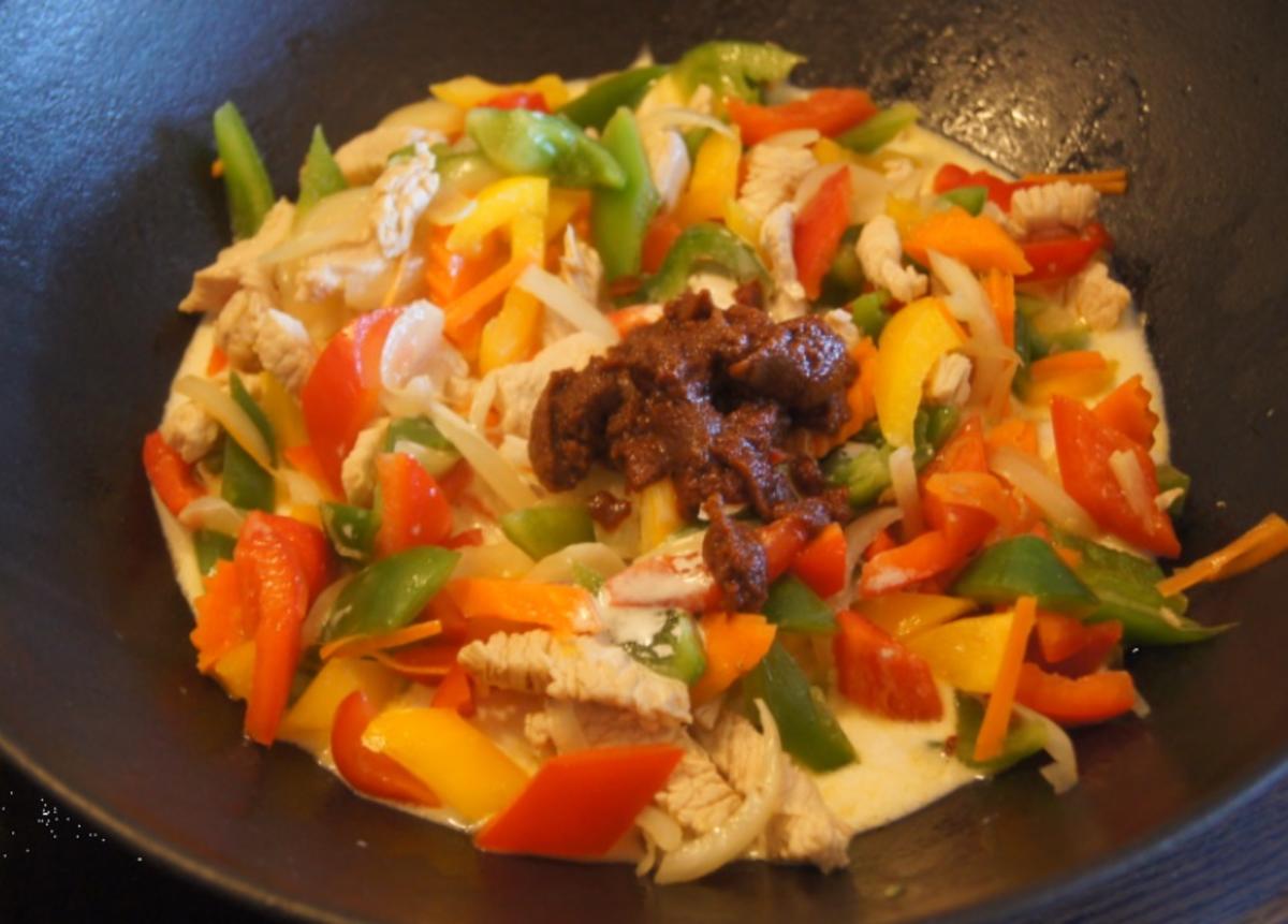 Thailändisches rotes Curry mit Rindfleisch, Paprika-Gemüse-Mix und gelber Basmatireis - Rezept - Bild Nr. 13