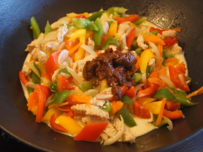 Thailändisches rotes Curry mit Rindfleisch, Paprika-Gemüse-Mix und gelber Basmatireis - Rezept - Bild Nr. 13