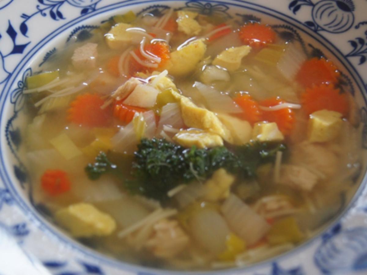 Hähnchenbrustfilet-Gemüse-Suppe mit Eierstich und Fadennudeln - Rezept - Bild Nr. 2