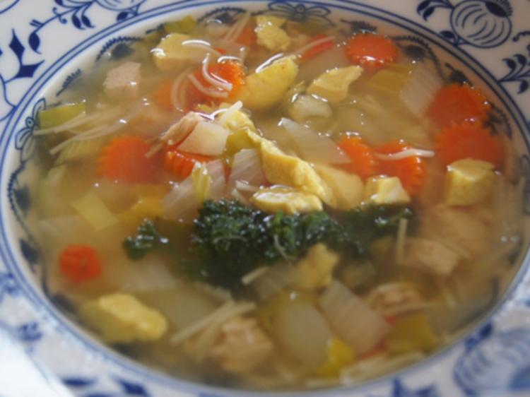 Hähnchenbrustfilet-Gemüse-Suppe mit Eierstich und Fadennudeln - Rezept ...