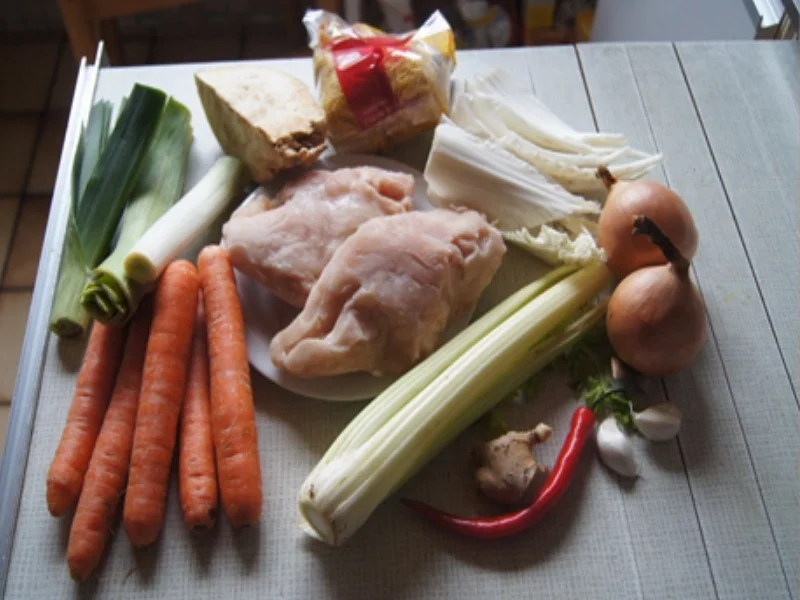 Hähnchenbrustfilet-Gemüse-Suppe mit Eierstich und Fadennudeln - Rezept - Bild Nr. 3