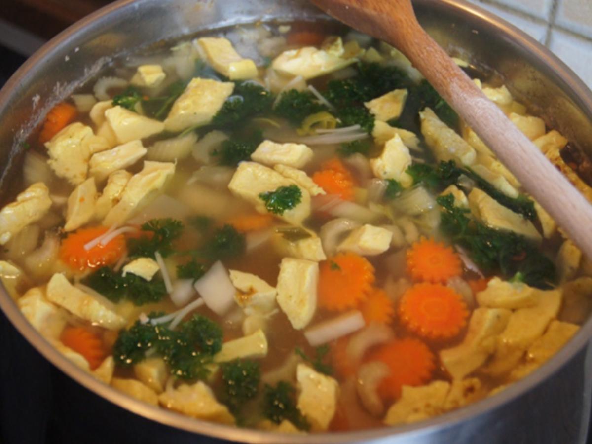 Hähnchenbrustfilet-Gemüse-Suppe mit Eierstich und Fadennudeln - Rezept - Bild Nr. 23
