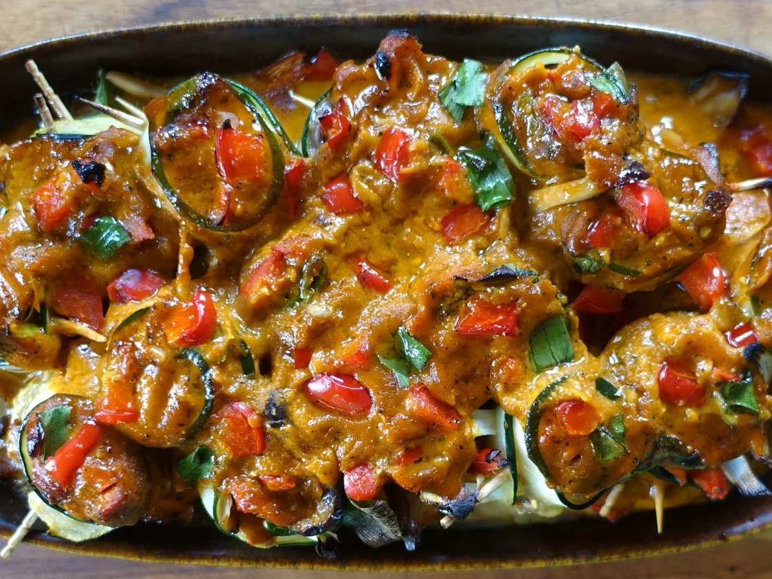 Scharfe Zucchini-Rouladen mit Rindfleisch- und Gemüsefüllung - Rezept - Bild Nr. 2