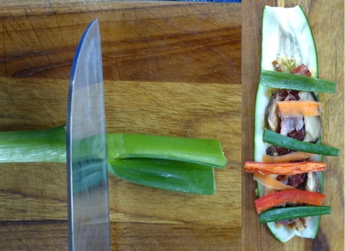 Scharfe Zucchini-Rouladen mit Rindfleisch- und Gemüsefüllung - Rezept - Bild Nr. 10