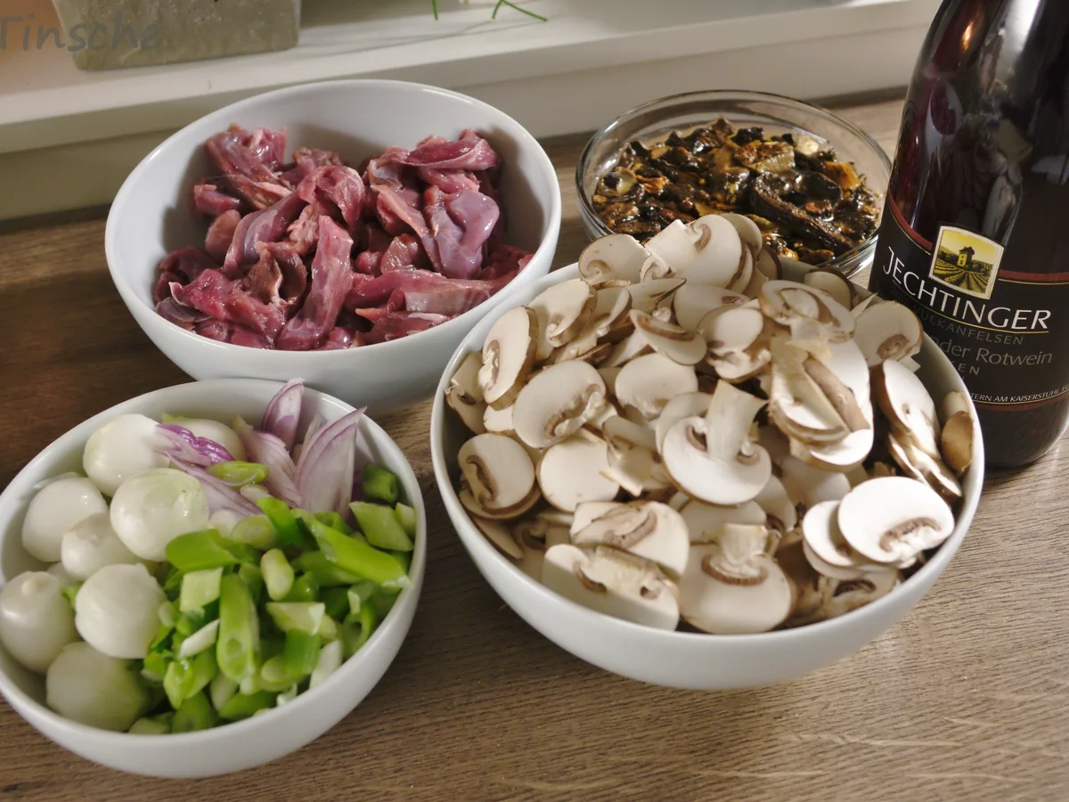 Rehgeschnetzeltes mit Hefeknödeln - Rezept - Bild Nr. 2