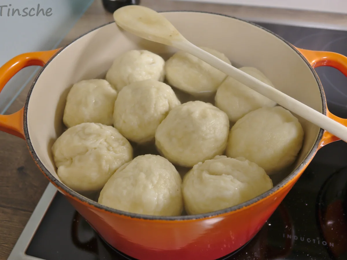 Rehgeschnetzeltes mit Hefeknödeln - Rezept - Bild Nr. 6