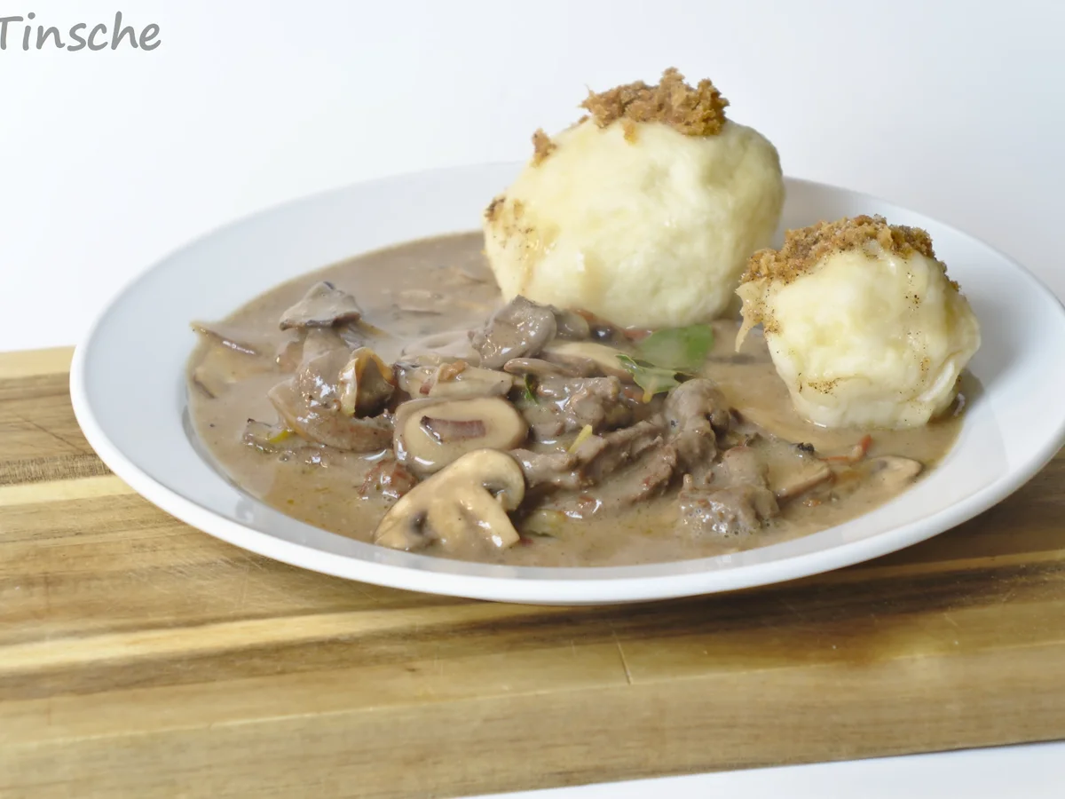 Rehgeschnetzeltes mit Hefeknödeln - Rezept - Bild Nr. 9