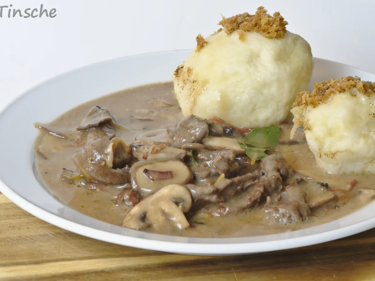 Rehgeschnetzeltes mit Hefeknödeln - Rezept - Bild Nr. 11