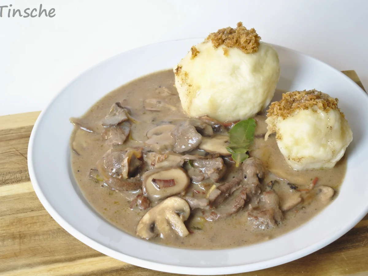 Rehgeschnetzeltes mit Hefeknödeln - Rezept - Bild Nr. 12
