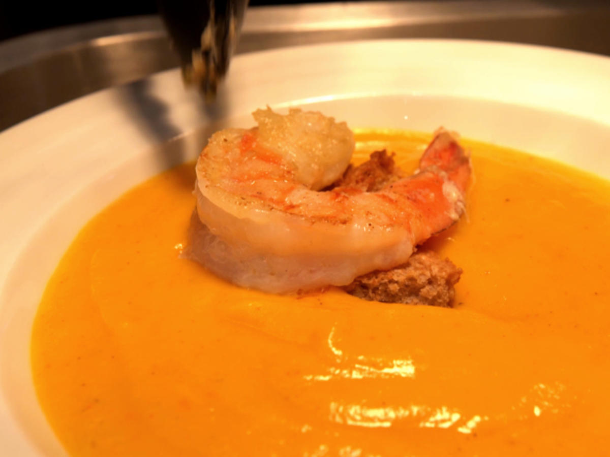 Kürbis-Mango-Suppe mit Ras el Hanout, Garnele und Croutons - Rezept ...