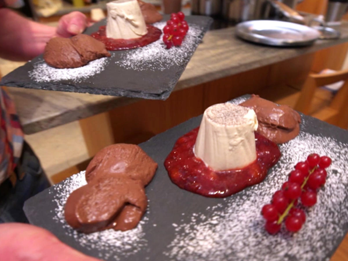 Duett aus Panna Cotta und Mousse au Chocolat - Rezept - kochbar.de