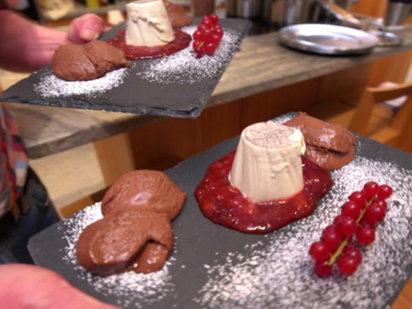 Duett aus Panna Cotta und Mousse au Chocolat - Rezept - kochbar.de