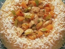 Süß-saures Hühnerfrikassee im Kokosreisring - Rezept